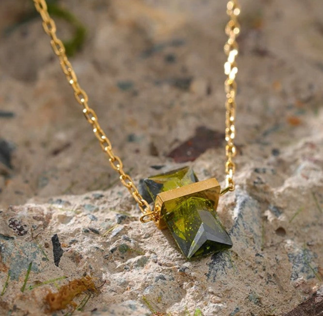 PURE JOY  - PERIDOT CHARM PENDANT CHAIN 18K NECKLACE