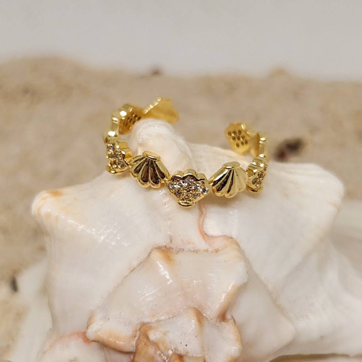 Gold ring with shell designs on a starfish